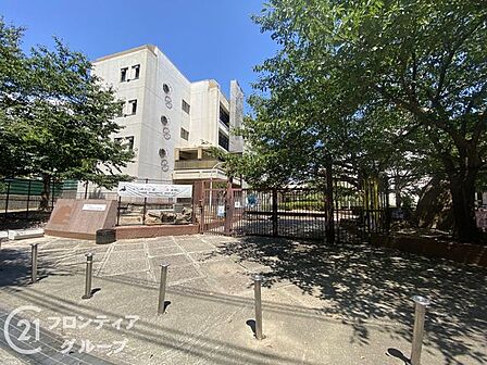 神戸市立義務教育学校港島学園 徒歩1分。 50m