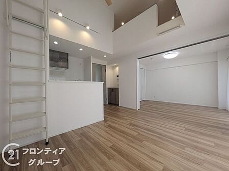 窓から差し込む柔らかな光が、お部屋全体を明るく包み込んでくれて心地よいですね！ロフトへと続く階段も遊び心があって、家族の会話が自然と弾むようなワクワクする暮らしが目に浮かびますね！
