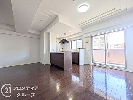 リビングは、家族や友人との時間を楽しむのに最適な広さです。快適な居住空間を提供します。