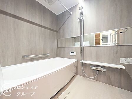 まるでホテルのような落ち着いた雰囲気の浴室ですね！広々とした浴槽に浸かってゆったりリフレッシュすれば、心も体も整いそうです。毎日のバスタイムが至福の癒やし時間になりますね！