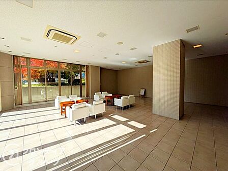 大きな窓から差し込む柔らかな光が心地よいロビーは、まるで高級ホテルのラウンジのような静寂に包まれています。コンシェルジュが寄り添う上質なサービスが、都心生活にさらなるゆとりと安心感をもたらします