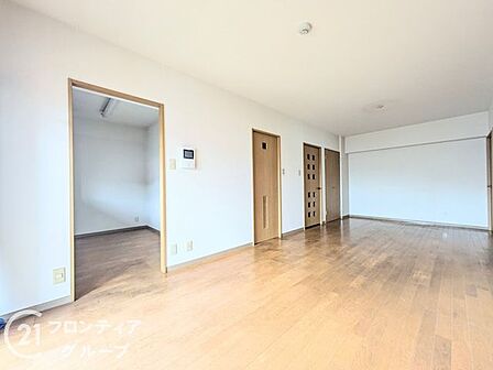 開放感あふれる空間に陽光が満ちる、ステータスを感じさせるリビングです。上質な素材で設えられた室内は、大切なゲストをお迎えするのにも相応しい気品に満ちています。家族の特別な時間がここで穏やかに刻まれます