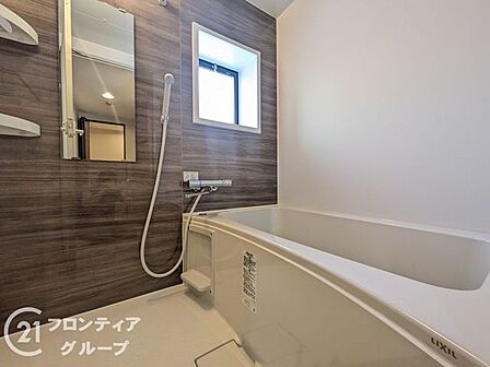 機能的なバスルームで、快適な生活を実現します。清潔感あふれる空間で、毎日の疲れを癒すリフレッシュタイムを提供します。