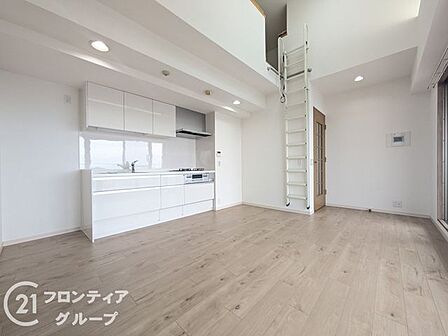 都会のパノラマを感じながら優雅なひとときを愉しむ贅沢なリビング空間!高い天井と温もりある床材が調和したデザインが住まう人のステータスを象徴します 日常をドラマチックに変える開放感あふれる憩いの広場!