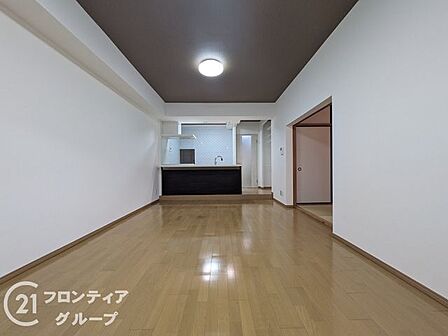 大きな窓から明るい光が差し込むリビングは開放感に満ちた心地よい空間となっており、木のぬくもりを感じるフローリングと高い天井が相まって家族が自然と集まりたくなる穏やかな時間が流れます