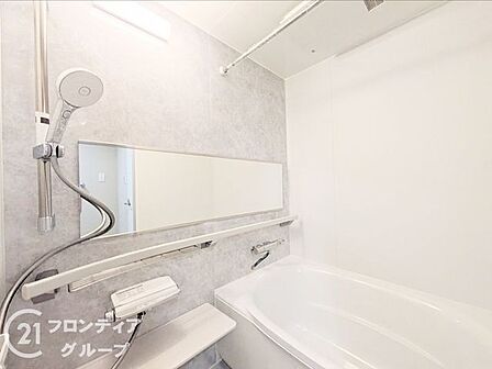 一日の疲れを優しく解きほぐす、ホテルライクで落ち着いたバスルーム。ゆったりとした浴槽と高級感のあるパネルが、極上のリラックスタイムを演出します。自分を労わる大切な時間を心ゆくまでお楽しみください