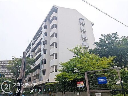 洗練されたデザインが目を引く外観は街のランドマークとしての存在感を放ちます。エントランスを通るたびにこの家に住む誇りと安心感に包まれて毎日帰宅するのが楽しみになりそうですね!