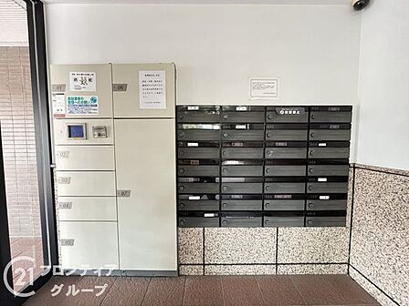 エントランス内に集合メールボックスと宅配ボックスを設置。受領印スペースも備え、不在時でも荷物を受け取れる造りです。屋根の下にあるため雨の日でも濡れずに取り出せます。