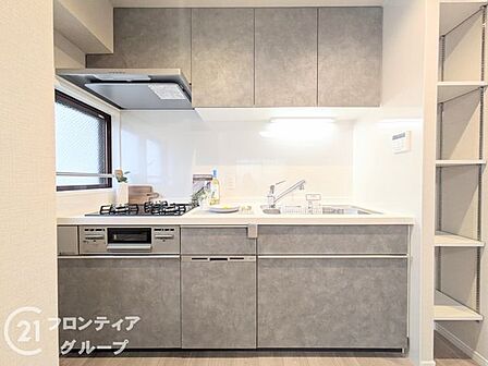 設備が整ったこのキッチンなら、料理の時間がもっと楽しく、効率的になりますね！グレージュの落ち着いた色合いが魅力的なキッチンは、収納も豊富で使い勝手もいいですね！