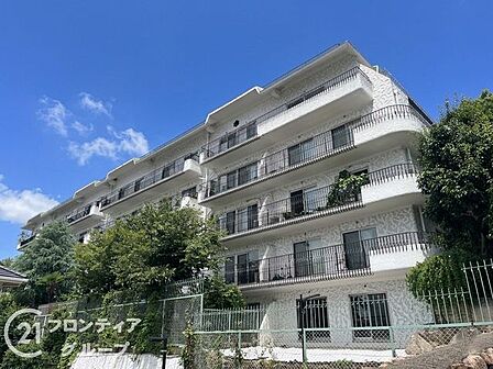 洗練された美しいフォルムと落ち着いた外壁が周囲の街並みに上品に調和する佇まいです。穏やかな雰囲気を醸し出す美しいアプローチが毎日の帰宅をやさしく迎えてくれます