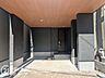 駐車場：建物下を活用した屋根付きの駐車スペースは、雨の日でも濡れにくく快適に乗り降りできますね！愛車を強い日差しや風雨から守り、日々の荷物の積み下ろしもスムーズに行えます