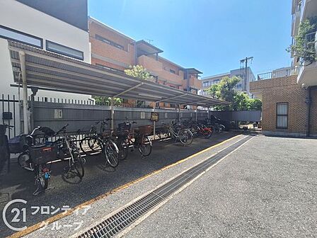マンション内に完備された駐輪場は、住民の便利さを考慮した設計。自転車を安全に保管できるスペースが確保され、日々の移動をサポートします。清潔で整然とした環境が整い、安心して快適に利用できます。
