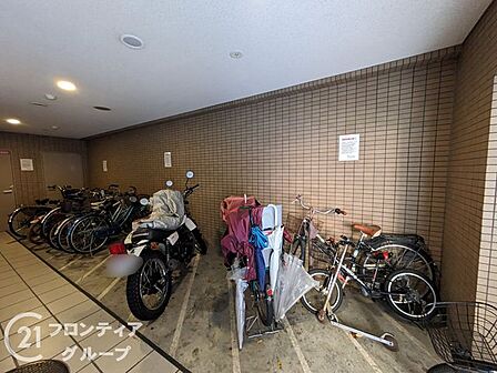 専用のバイク駐車場があり、風雨を防いで愛車の劣化を軽減します。日々の通勤や趣味での利用も安心で、長期間の駐車にも適した使いやすいスペースとなっています。大切なバイクを守るための優秀な環境です。
