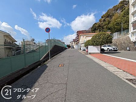 前面道路は見通しもよく、車の出入りや歩行も安心な住環境。交通量が少なめで静かな住まいをお探しの方にもぴったりです。お子様の通学やお散歩など、暮らしの中で安心を感じられる立地が魅力となっています。