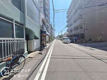 前面道路は見通しもよく、車の出入りや歩行も安心な住環境。交通量が少なめで静かな住まいをお探しの方にもぴったりです。お子様の通学やお散歩など、暮らしの中で安心を感じられる立地が魅力となっています。