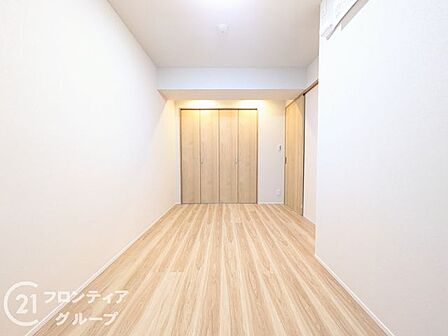 ゆったりとした広さの寝室は、落ち着いた内装が魅力。窓からはやわらかな光が差し込み、心地よい朝を迎えられます。プライベートな時間をしっかり確保できる癒しの空間が整っており、安らぎのひとときを提供します。