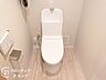 トイレ：ナチュラルなトーンで統一されたトイレは、空間の広がりを感じる快適設計。床材や壁材にもお手入れのしやすさが配慮されています。毎日使う場所だからこそ、清潔で落ち着ける雰囲気に仕上がっています。