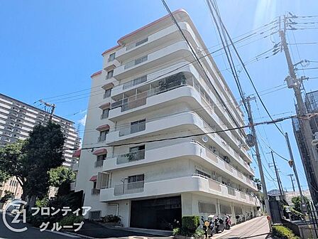 建物全体のフォルムが洗練されており、落ち着いた街並みに馴染むデザイン。外壁や窓の配置にも工夫があり、静かな住宅街で存在感を放ちます。周囲との距離も程よく、暮らしに余裕が生まれる設計です。