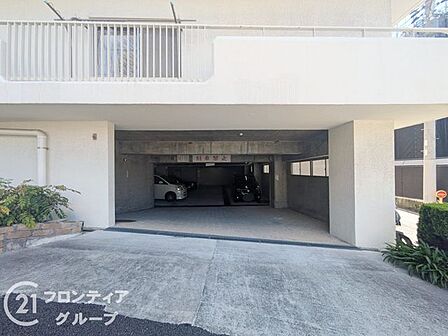 マンション内に完備された駐車場は、住民の利便性を考慮した設計。車両を安全に保管できるスペースが確保され、毎日の移動をスムーズにサポートします。清潔で整然とした環境が整い、安心して利用できます。
