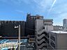 その他：バルコニーからの眺望は視界が開けており、空の広がりや遠くの景色を楽しめる開放的なロケーション。周囲には高い建物が少なく、陽当たりと風通しの良さも魅力。朝夕の時間をゆったりと楽しめる空間です。