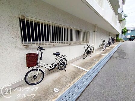 マンション内に完備された駐輪場は、住民の便利さを考慮した設計。自転車を安全に保管できるスペースが確保され、日々の移動をサポートします。清潔で整然とした環境が整い、安心して快適に利用できます。