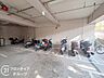 その他：バイク専用駐車場が完備されており、雨や直射日光から愛車をしっかり守ります。通勤や通学はもちろん、休日のツーリングにも安心して駐車できる便利で快適なスペースです。大切な愛車を守るための最適な設備です。