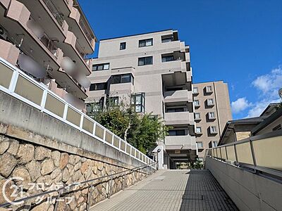 外観:RC造、6階建てのマンションです。周辺には買い物施設や公共施設など便利な施設が充実しており利便性の良い環境です! 外観:RC造、6階建てのマンションです。周辺には買い物施設や公共施設など便利な施設が充実しており利便性の良い環境です!