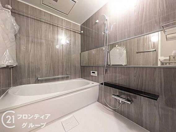広々としたバス...