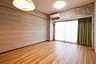 リビング/ダイニング：石目調クロスが上質な空間を演出。家族が自然と集まる開放感あふれるリビングです。