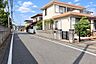 その他：前面道路はゆとりがあり、車の出入りもスムーズ。開放感のある立地です。