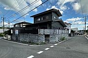 開放感ある角地で、通風・採光ともに快適です。