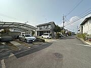 前面道路はゆとりがあり、車の出し入れもスムーズ