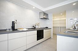 落ち着いたタイルが印象的なキッチン。収納豊富で、お料理もはかどる機能的な空間です。