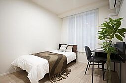 柔らかな木目のフローリングが美しい洋室。落ち着いた空間で、リラックスした時間をお過ごしください。