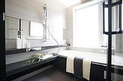 都心を眺める大きな窓付きの浴室。一日の疲れを癒す、ラグジュアリーなバスタイムを。