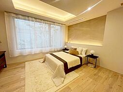 無垢材調のフローリングが心地よい、温もりに満ちたプライベート空間