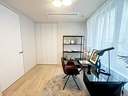 大きな窓から差し込む柔らかな光と、温かみのある無垢材調のフローリングが、心安らぐ時間を提供します