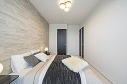 ホワイトフローリングがお洒落な洋室