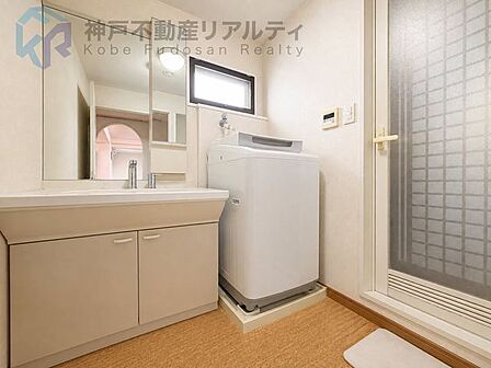 収納も兼ね備えた鏡付きの洗面化粧台で、朝の身支度もスムーズ!※室内写真は家具消し加工を施したものです。