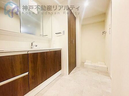 ◆収納豊富な三面鏡洗面化粧台♪