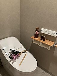 新品交換済み。ロータンクトイレを採用しているためお掃除もしやすくすっきりとした空間となっております。（同タイプモデルルーム撮影）