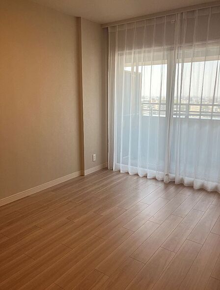 約7.1畳の主寝室。窓も大きく明るいお部屋でベッドもサイズ問わず設置可能なお広さです。
