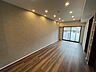 リビング/ダイニング：リビング※掲載の室内写真は、居住中の家具・家電等をAI技術によりデジタル加工で消去したものであり、実際の室内状況とは一部異なります。 現況を優先いたしますので、詳細は内覧時にご確認ください。