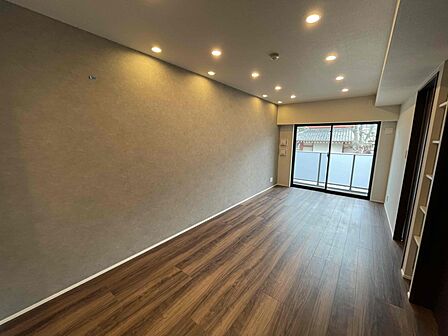 リビング※掲載の室内写真は、居住中の家具・家電等をAI技術によりデジタル加工で消去したものであり、実際の室内状況とは一部異なります。 現況を優先いたしますので、詳細は内覧時にご確認ください。