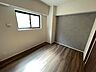 寝室：洋室※掲載の室内写真は、居住中の家具・家電等をAI技術によりデジタル加工で消去したものであり、実際の室内状況とは一部異なります。 現況を優先いたしますので、詳細は内覧時にご確認ください。