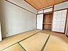 和室：障子から入る光が心地よい和室です。寝室や客間、お子様の遊び場など、ライフスタイルに合わせて多目的に活用できる、落ち着きのある実用的な空間となっています