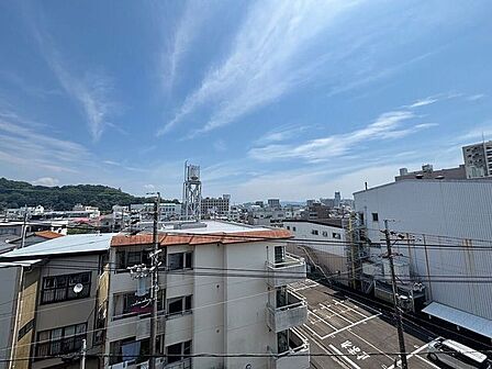 バルコニーからの眺望です。最上階の魅力光と風を呼び込み、他の建物と目線が合いません！