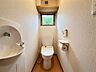 トイレ：2階トイレです。手洗い場完備で衛生的！※生成AIを使用した家具消し加工をしています。現況をご確認ください