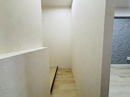 間接照明がおしゃれなウォークインオープンクローゼット入口