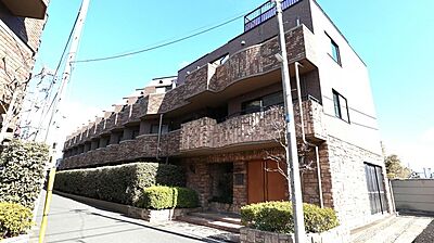 外観:【現地外観写真】3階最上階部分、ルーフバルコニー・付き角住戸。前面棟がないため、日当たり・通風・眺望良好です。 外観:【現地外観写真】3階最上階部分、ルーフバルコニー・付き角住戸。前面棟がないため、日当たり・通風・眺望良好です。